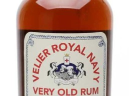 Bottiglia di rum Vecchio Velier Royal Navy, in evidenza.