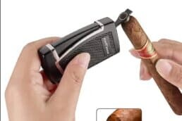 Accendino e sigaro, accessori per fumatori di lusso, Tabaccheria Toto13, fumare con stile, acceso e fumato di sigaro elegante.