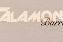 Bottiglia di vino Talamona Barrique con sigaro artigianale.